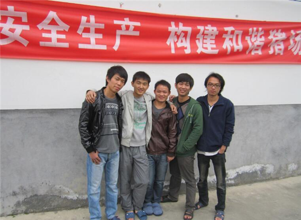 电子游艺网站
里挂着大大的横幅，“坚持安全生产、构建和谐电子游艺网站
”。