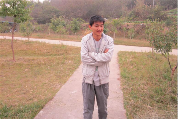 午后的阳光，温度还是有点低，涂总都缩成一团了