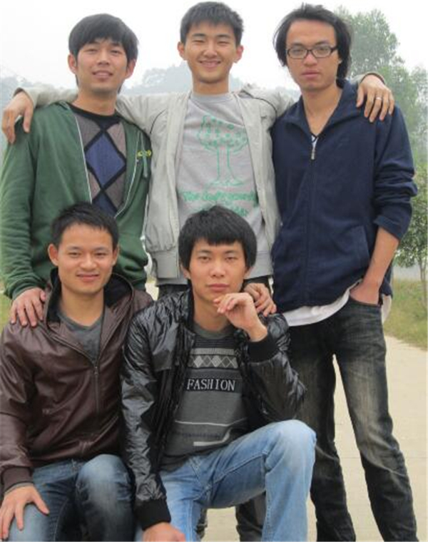 虽然都穿着拖鞋，有青春有美好，感谢岁月给我们在一起的时光。