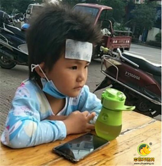 由于之前化疗用的顺铂药物太多，至今5岁了小露露说话还有点说不清，感觉舌头是卷的，身体发育应该没有什么影响。这是小露露因为食物中毒又不舒服了，又吐又发高烧，妈妈带她去市里的医院检查，由于没营养，头发是竖着的也没有光泽。