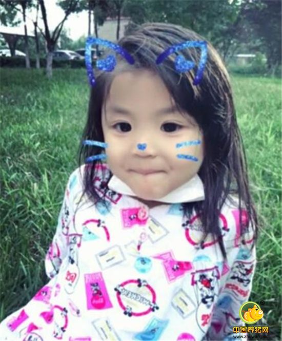 被妈当猪养的5岁女孩，每天逼着吃素食、野菜，背后原因让人泪目