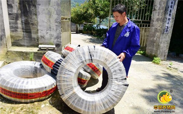 他的沼气从去年开始，免费给10户人家用，自己投入了近6万元。他还自己花了几千元，买来水管，把400多米水管拉到村民的田里，沼气免费给村民进行茶园的灌溉。