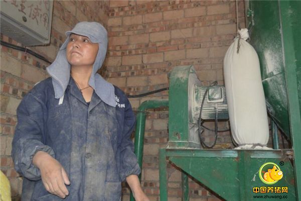 43岁爱美女人每天带个露脸的奇怪帽子，这是为何？