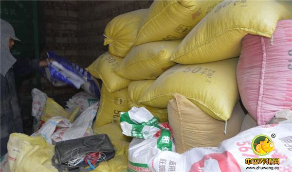 这一袋袋饲料，每袋100斤，需要她和丈夫去搬运。她搬起来，巾帼不让须眉，丝毫不输丈夫。