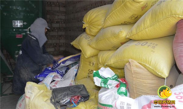 她不愿意说自己的名字，但是不避讳拍照，因为她觉得劳动致富最光荣。