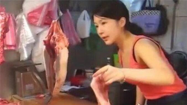 据网友透露，“电子游艺平台西施”大学毕业后，本来在银行业工作，但由于父母已经年迈，所以她放弃本来舒服的工作，选择了到市场替父母买电子游艺平台，经营这家小摊子