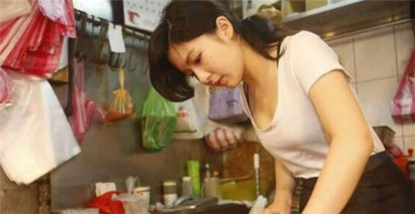 如今的张采婕已经练习的一手好刀工，周围邻里都夸奖她的孝心和美德。大学生卖电子游艺平台并不可耻，有网友还表示要承包她家的肉。