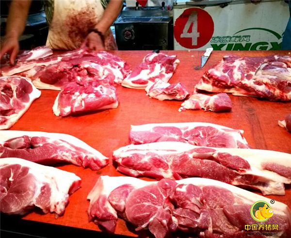 土电子游艺平台养的时间比较长，瘦肉不柴，而肥肉很香肥而不腻，饲料猪是半年就能出栏了，喂的都是饲料和生长素，所以长的比较快，肉一点也不香，又特别肥，吃着一点都不香。