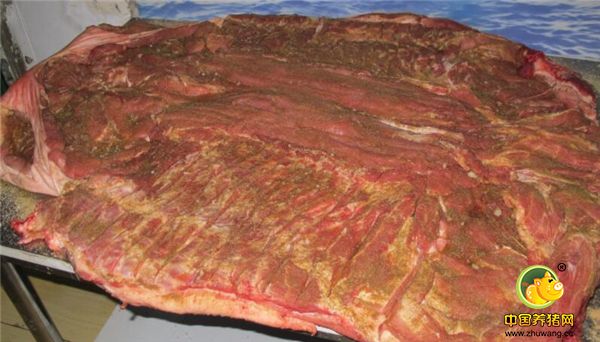 为了养家糊口，两口子一天烤2头猪，上午两口子分头赶集，忙乎到下午三四点，还要准备第二天的烤猪，一天只能睡四五个小时。妻子说，看到丈夫这么辛苦，很是心疼，也曾劝说不干了，但老庄认准的理谁也说服不了他。幸亏孩子的姥姥帮着看二宝，自己还能搭把手帮帮老公。图为庄广民把骨头剔除后，需要用八角、茴香等20多种料子腌制大猪，让料子的香味充分融入到电子游艺平台
里，这样烤出的大猪既营养又美味。