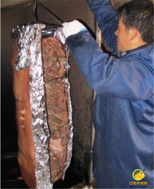开始烤制第一头猪就失败了，找原因，电机转的太快，换电机，然后开始烤制，经过三次失败终于成功了。在这个过程中他前前后后烤坏的大猪有600多斤，由于无法销售，只好分给亲戚朋友，那几天朋友们都吃腻了。图为庄广民正在烤制大猪。炉内的温度有260多度，庄广民仔细用锡纸把大猪边沿包好，防止烤糊。