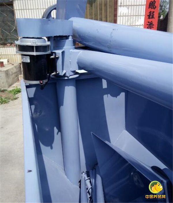 车上三个提升电机，一个行走电机