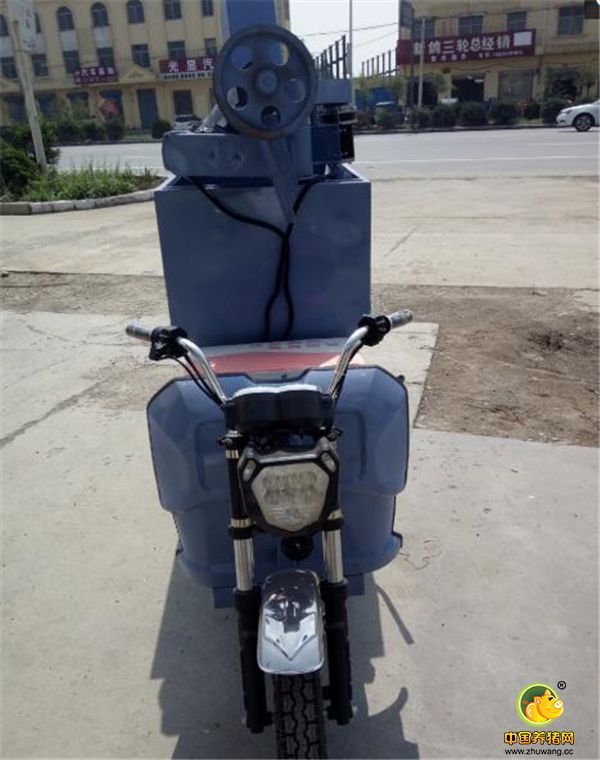 小型电动喂料车正面