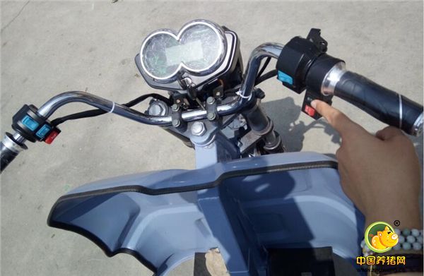 我手指的地方是喂料器开关