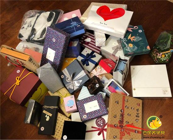 然而眼尖的网友就看见其中有一个写着“母猪饲料”的礼物，惹得无数网友惊叹，这怕是个假粉吧，还有网友建议：这个粉丝就不要了吧，留着干啥。 贾玲收到粉丝送的“母猪饲料”，网友建议：这个粉丝就不要了吧