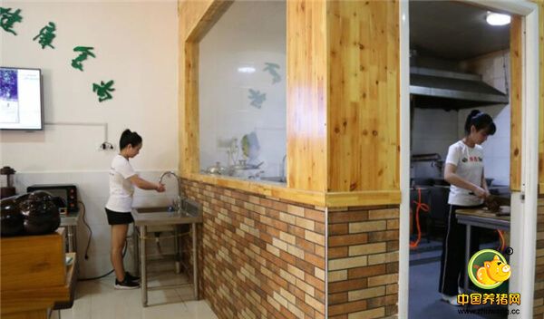 在姐妹俩的努力配合下，不管是山里的养电子游艺网站还是县城里的电子游艺平台店，都被她们打理得井井有条。