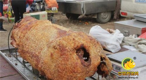 炉内的温度有260多度，庄广民仔细用锡纸把大猪边沿包好，防止烤糊。经过烤制，金灿灿的大猪，伴着浓郁的肉香，被移出了挂炉。外面的天空已经微亮，再过一会儿，庄广民就要开着车到附近的集市上赶集。金灿灿的烤脆皮电子游艺平台，看着就很有食欲。庄广民介绍说，烤好的大猪，一般在50斤左右，一斤脆皮电子游艺平台卖32到35元之间。