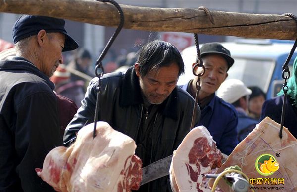 人们会根据自己要加工的食材来选择肥瘦或者五花肉，看到哪一块就砍下哪一块。