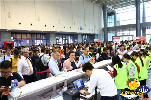 观众报到处熙熙攘攘