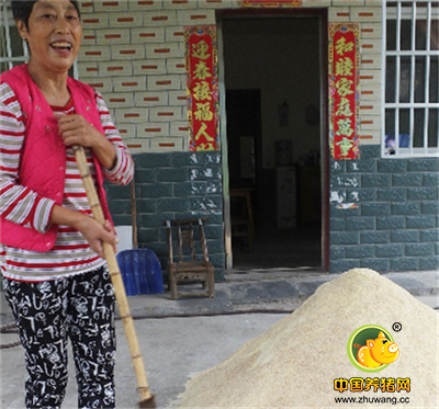 李大妈说，这4头肉猪已经有部分城里的亲朋好友预定，在腊肉间腌制腊肉