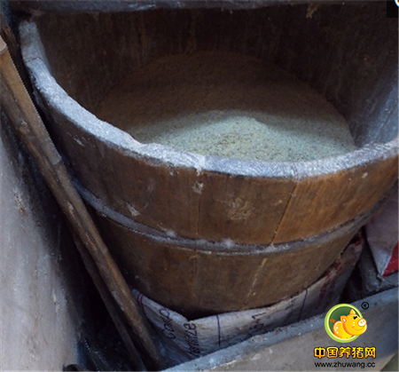 猪圈里储存的玉米面、猪草