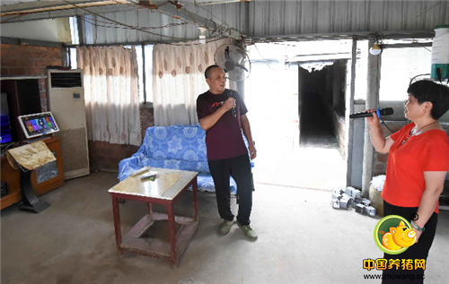 张丽华夫妇二人平时除了养猪他们经常也会自己唱歌娱乐