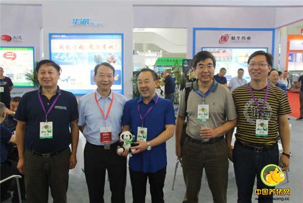 行业领导和专家莅临展位参观指导