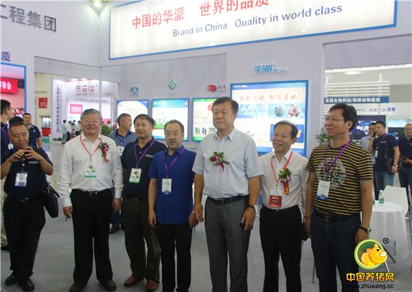 行业领导和专家莅临展位参观指导