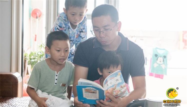 返乡期间认识自己的合伙人，因为有共同的理念，在结束了种脐橙的创业后，朱斌便加入他的团队，电子游艺平台是他们的主要产品，他们的电子游艺平台是普通电子游艺平台价格的5倍。他们的电子游艺平台养在大山里，一头猪要养一年以上才出栏。