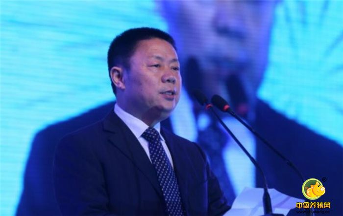 侯建芳认为，想拥抱互联网，你必须得找到自己的核心。在2015年的时候，侯建芳推出首个畜牧电商平台。主要服务于万头以上电子游艺网站，通过规模采购效应减低养殖链条上买、卖双方的成本。