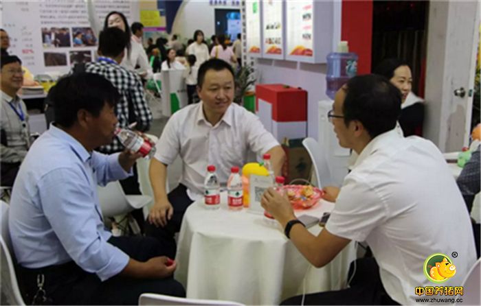 △展会现场与客户交流