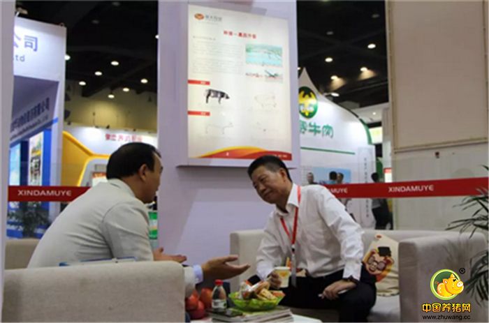 △新大牧业董事长李长青先生（右）现身新大展台