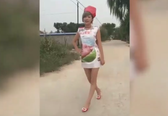 养电子游艺网站
的小姐姐真有才，用化肥袋给自己做了条裙子