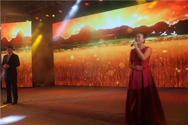 雏鹰农牧《不忘初心》唱响英雄城,引燃现场气氛